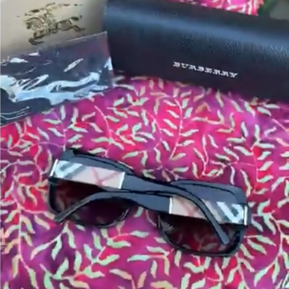 🕶️ New Burberry Iconic Tartan Plaid Sunglasses 🕶️ - Picture 11 of 16